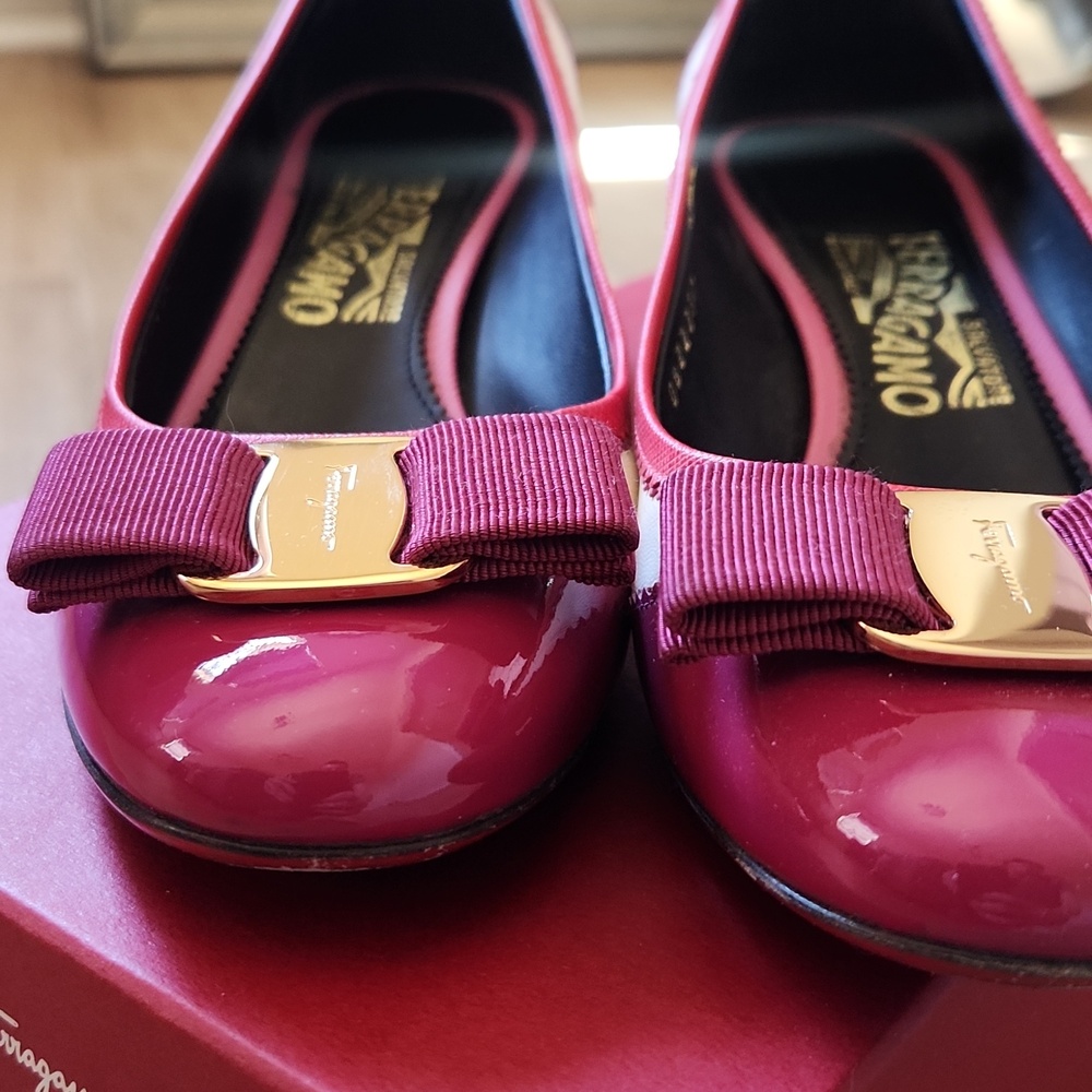 Salvatore Ferragamo Women's Red and Cream Bow Flats - Picture 6 of 7